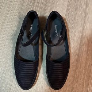 Baretraps navy Mary Jane shoes.